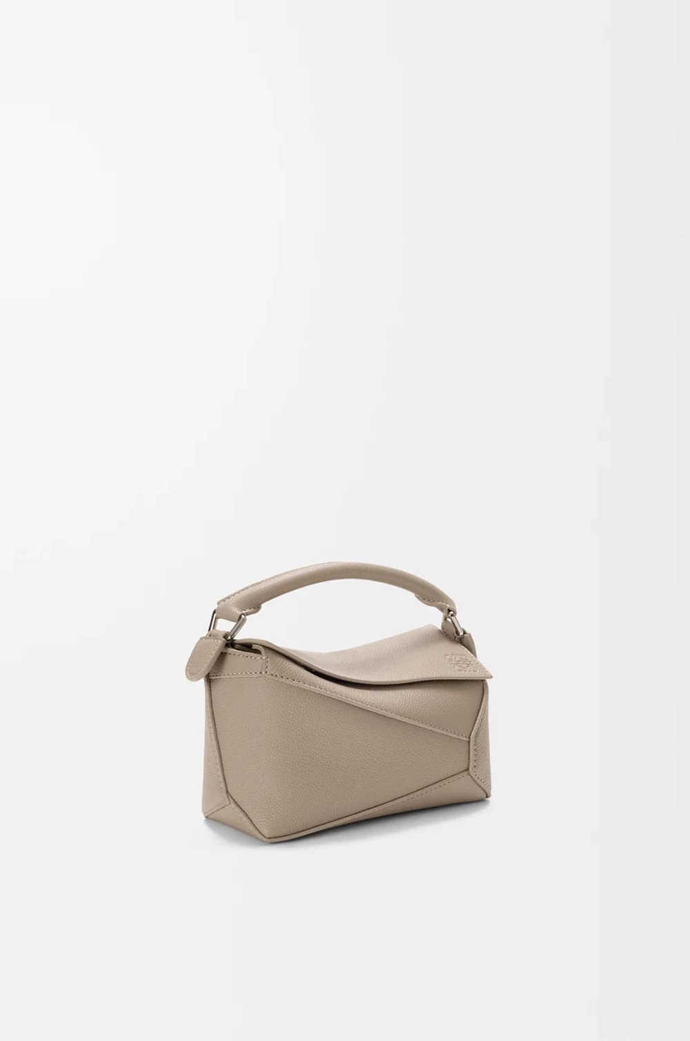 Loewe Мини-сумка Puzzle Edge из мягкой зернистой телячьей кожи, серо-бежевый