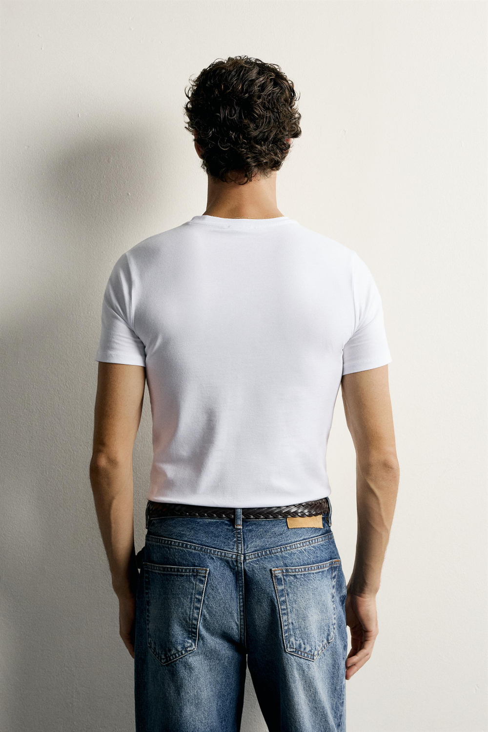 БАЗОВАЯ ФУТБОЛКА SLIM FIT /01 — ZARA