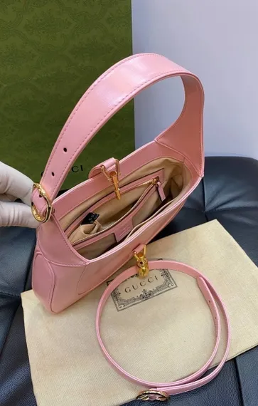 Маленькая сумка-хобо Gucci Jackie 1961 розовый