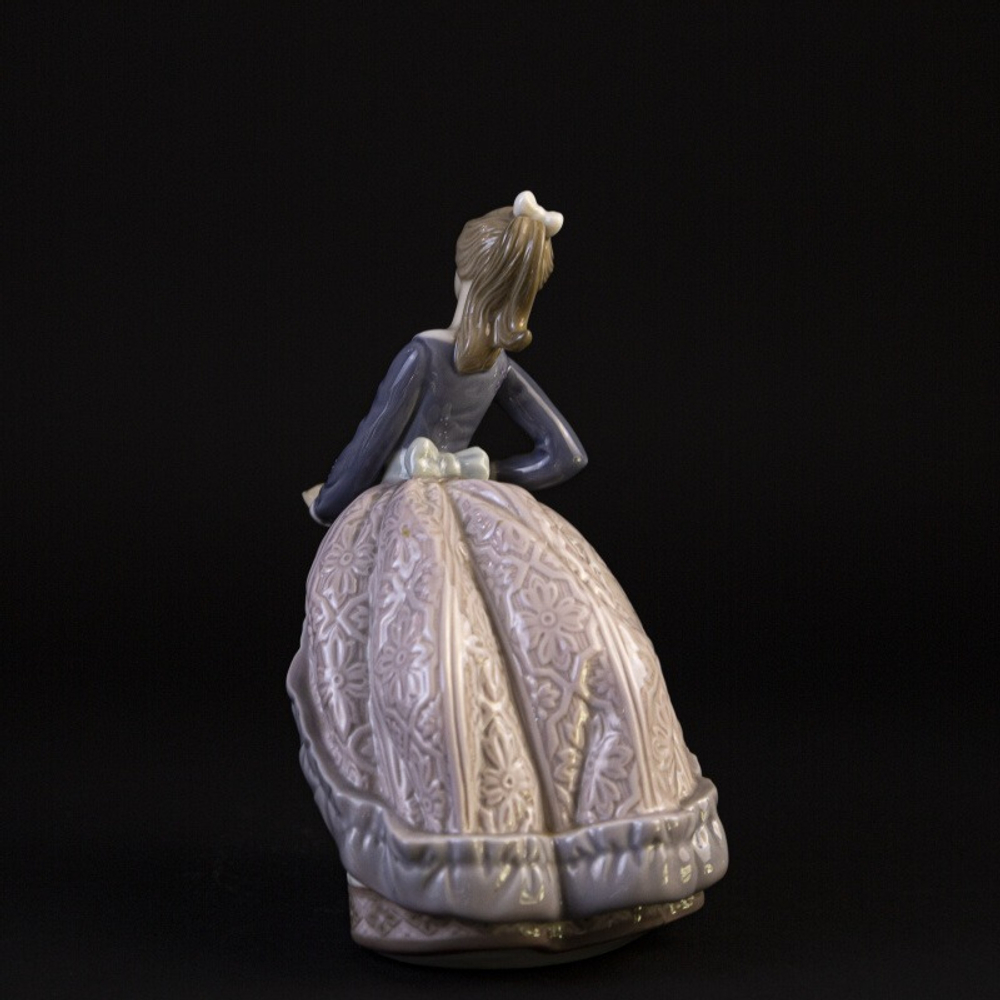 Фарфоровая мануфактура Lladro «Модница с зонтиком»