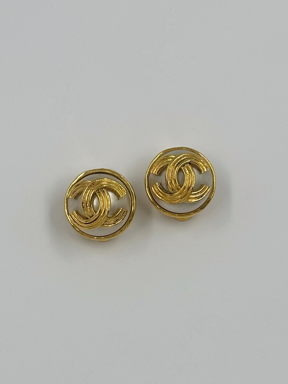 Клипсы Chanel с «жемчугом» и лого