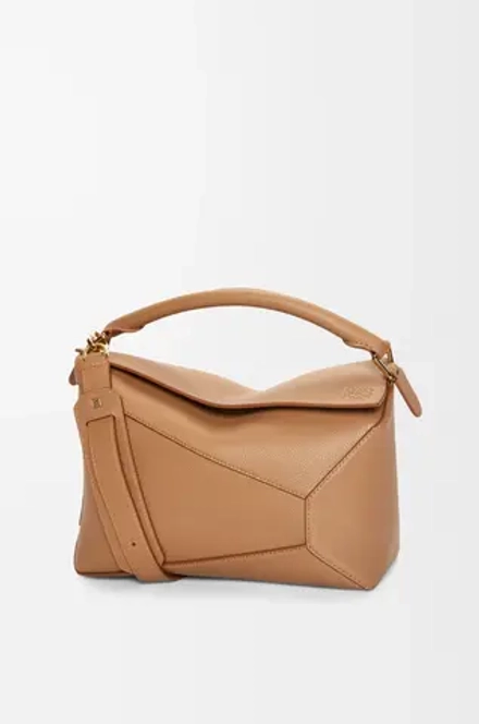 Loewe Сумка среднего размера Puzzle Edge из мягкой зернистой телячьей кожи, тоффи