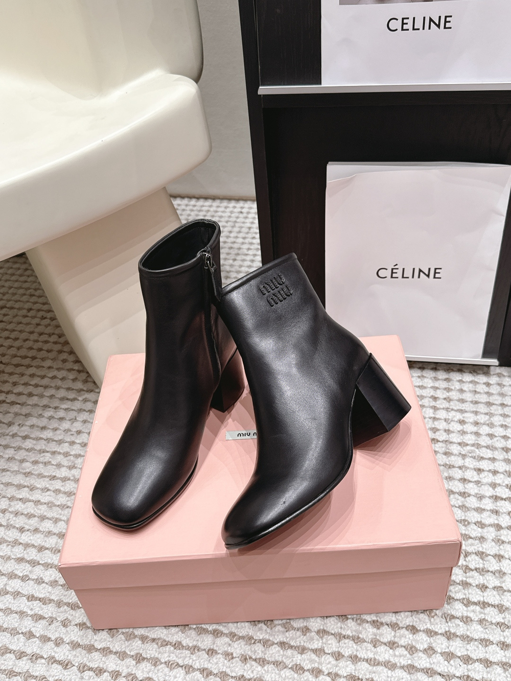 Женские кожаные ботильоны Miu Miu на каблуке 6 см — чёрные — фото 4
