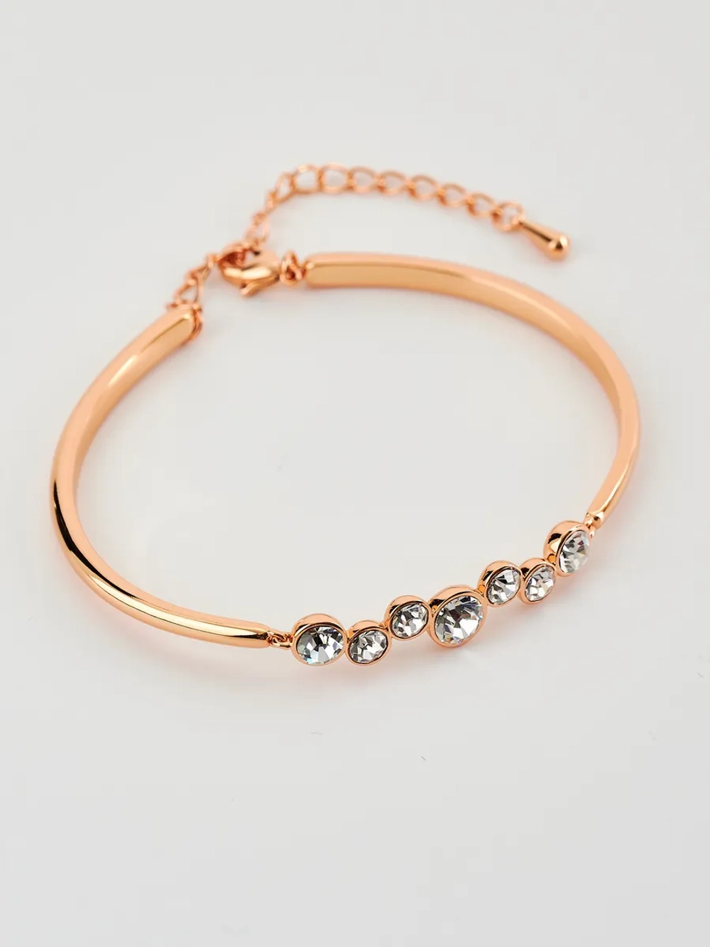 Жесткий браслет Эльза с белыми камнями Swarovski