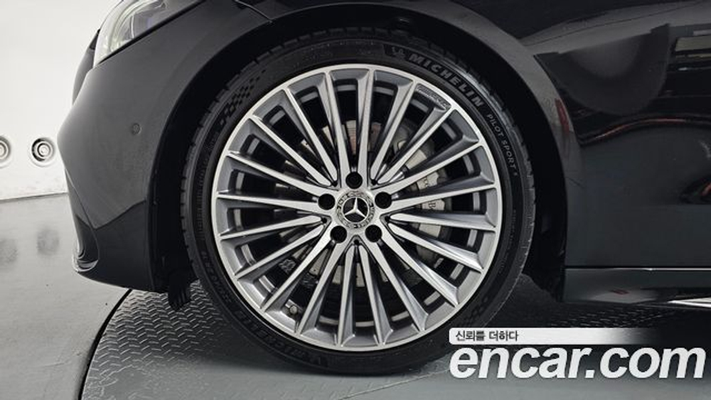 Mercedes-Benz C-Class C300 4MATIC AMG Line — 2024