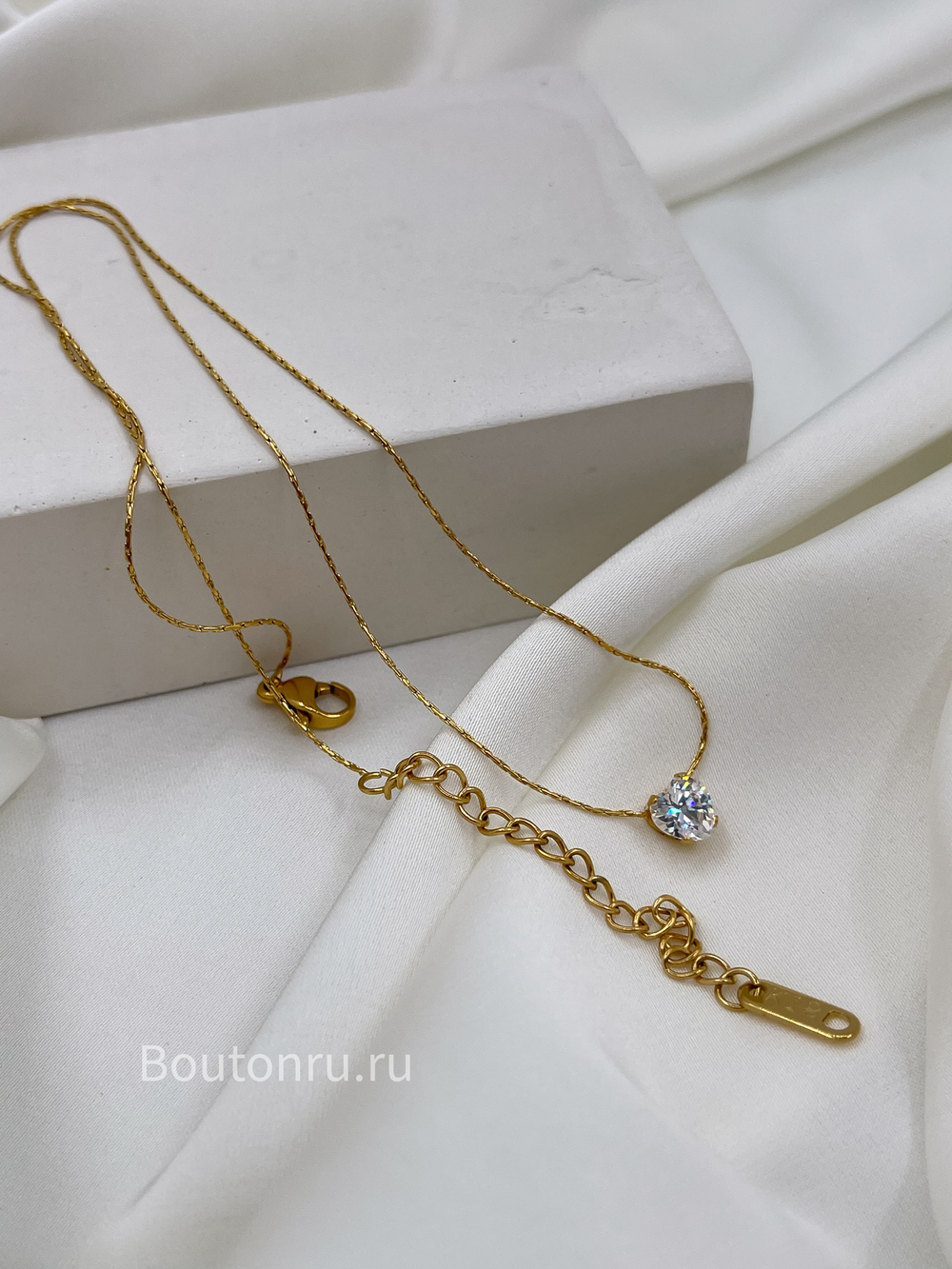 Колье золотистое со стразом сердечко