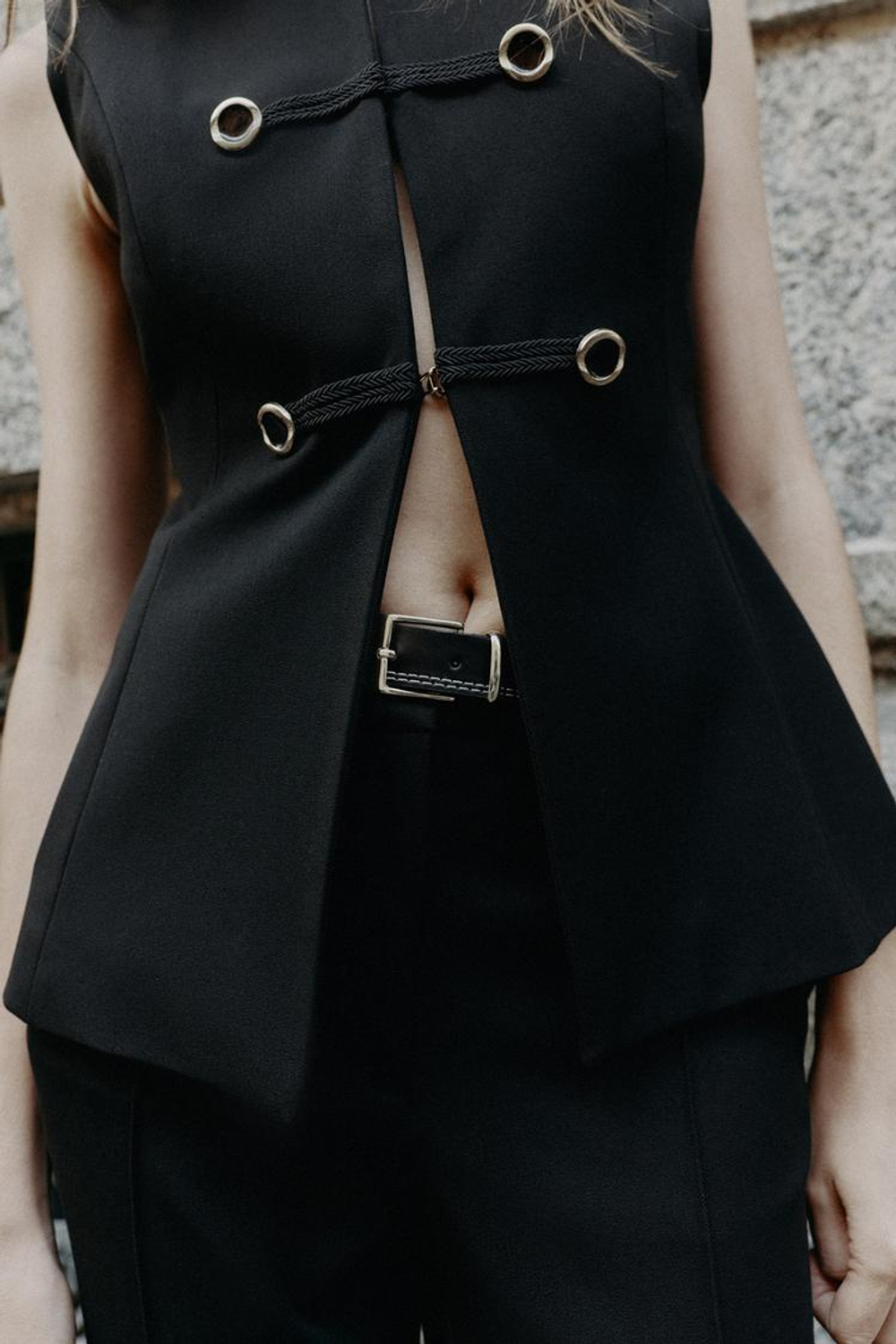 ZARA ЖИЛЕТ С ЗАСТЕЖКАМИ-ТОГГЛ, ЧЕРНЫЙ
