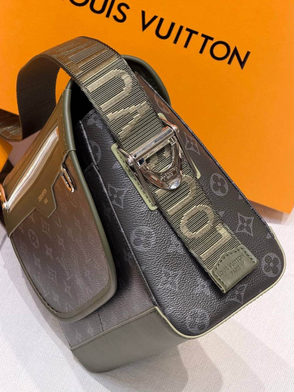 Сумка через плечо/мессенджер Louis Vuitton Courrier