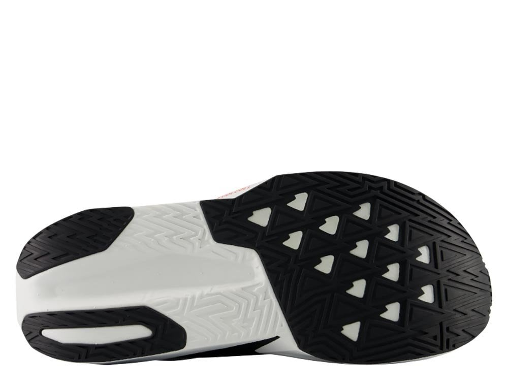 Мужские беговые кроссовки New Balance FuelCell Rebel v5 M Черно-Белые