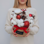 Новогодняя композиция из хлопка, сухоцветов и ёлочных украшений