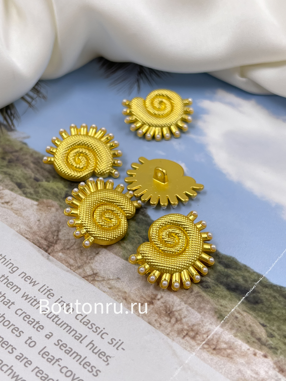 Пуговицы матовое золото Скиап. в форме рельефной ракушки с жемчугом