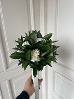 Свадебный букет из рускуса, диантусов и вероники
