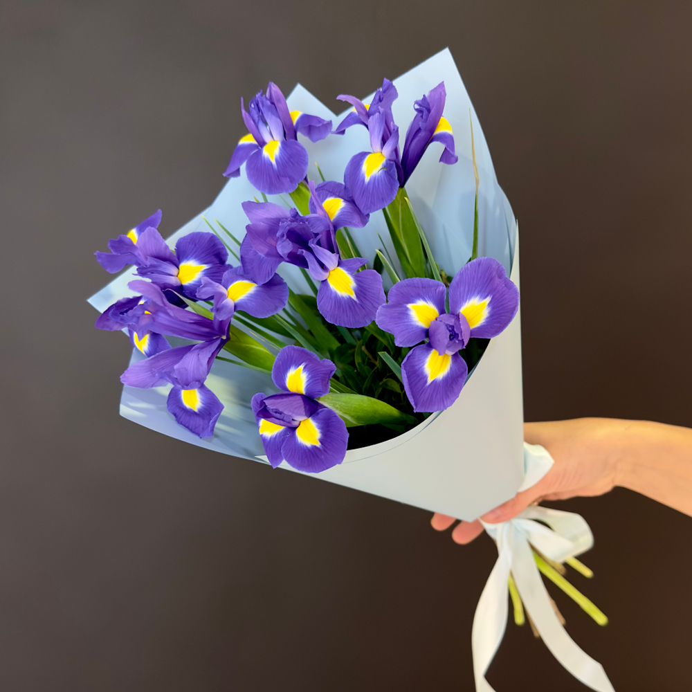Flower bouquet of 7 irises
