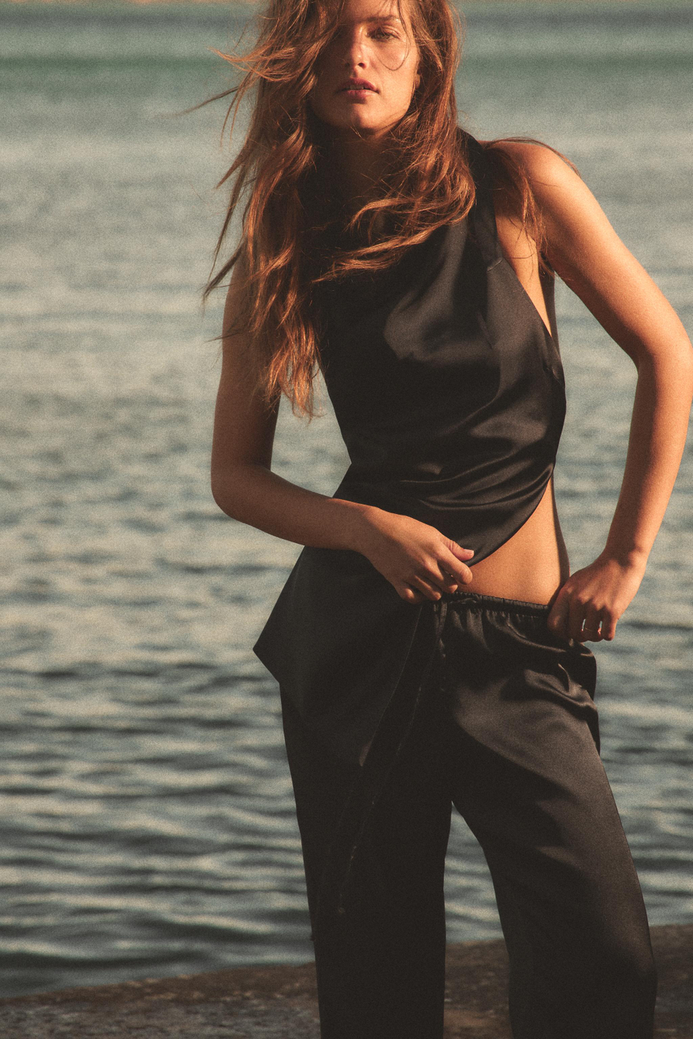 ZARA АТЛАСНЫЙ ТОП ХАЛТЕР АСИММЕТРИЧНЫЙ, ЧЕРНЫЙ