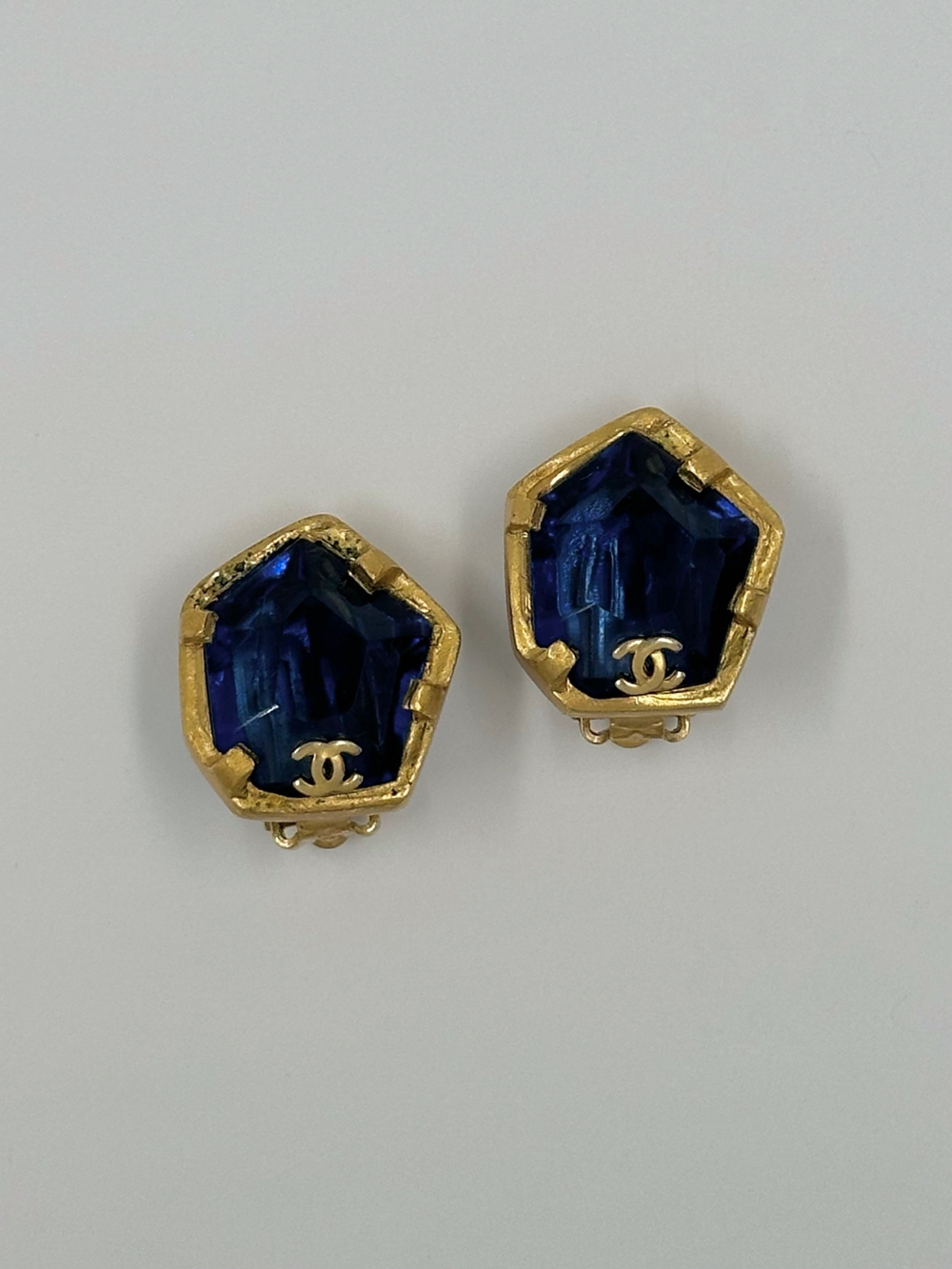 Клипсы с синими вставками Chanel