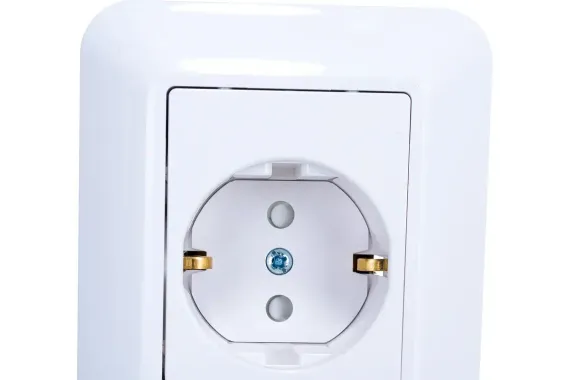 Розетка Systeme Electric Прима с заземлением 4-постовая накладная монтажная белая 01987