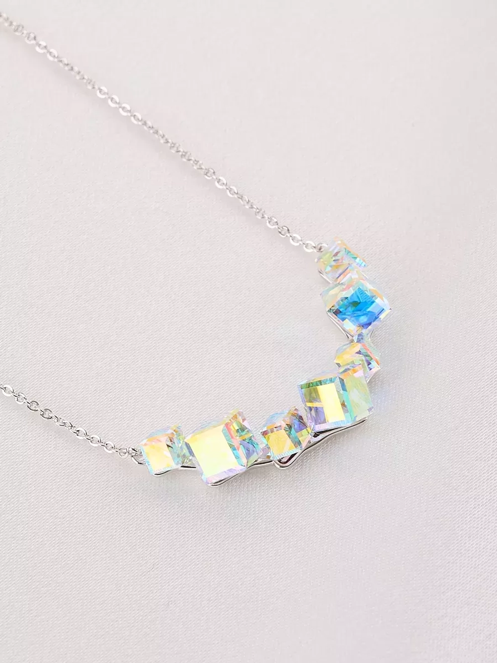 Колье дуга Мираж с кристаллами-хамелеонами Swarovski