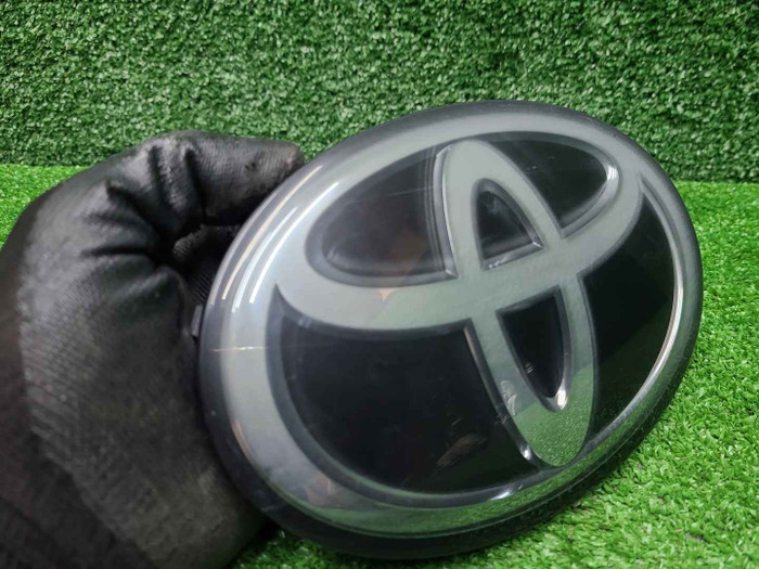 Эмблема решетки радиатора Toyota LC 200 (15-21)