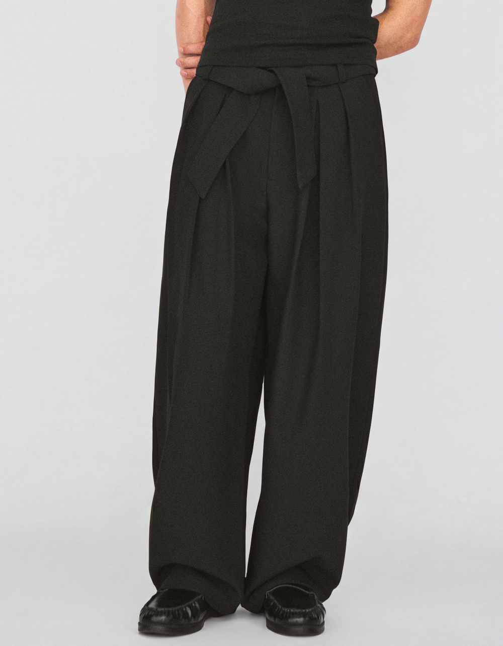 Мужские брюки barrel fit с ремнём и вытачками - BERSHKA