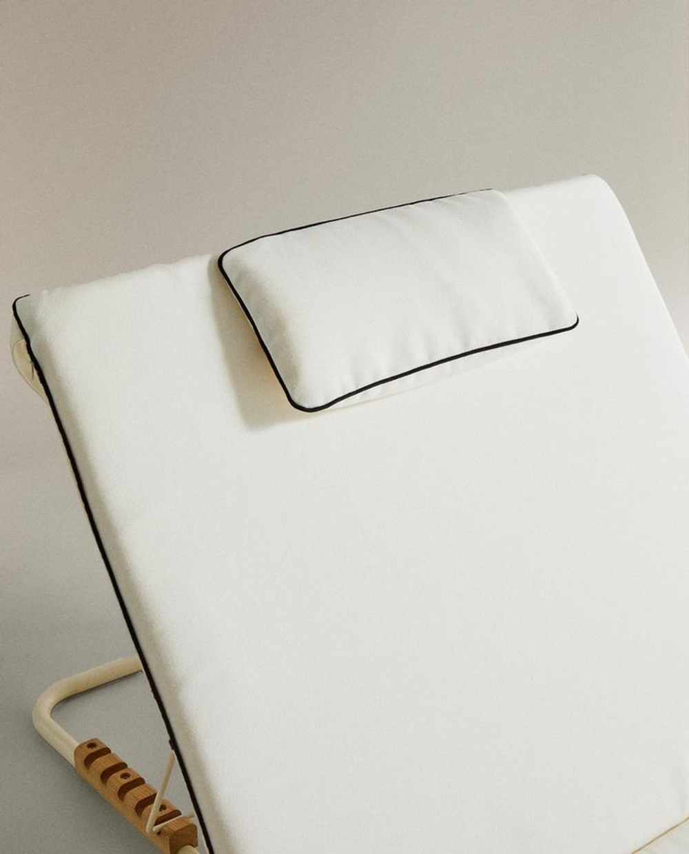 ZARA HOME БОЛЬШОЙ СКЛАДНОЙ ПЛЯЖНЫЙ ШЕЗЛОНГ, БЕЛЫЙ