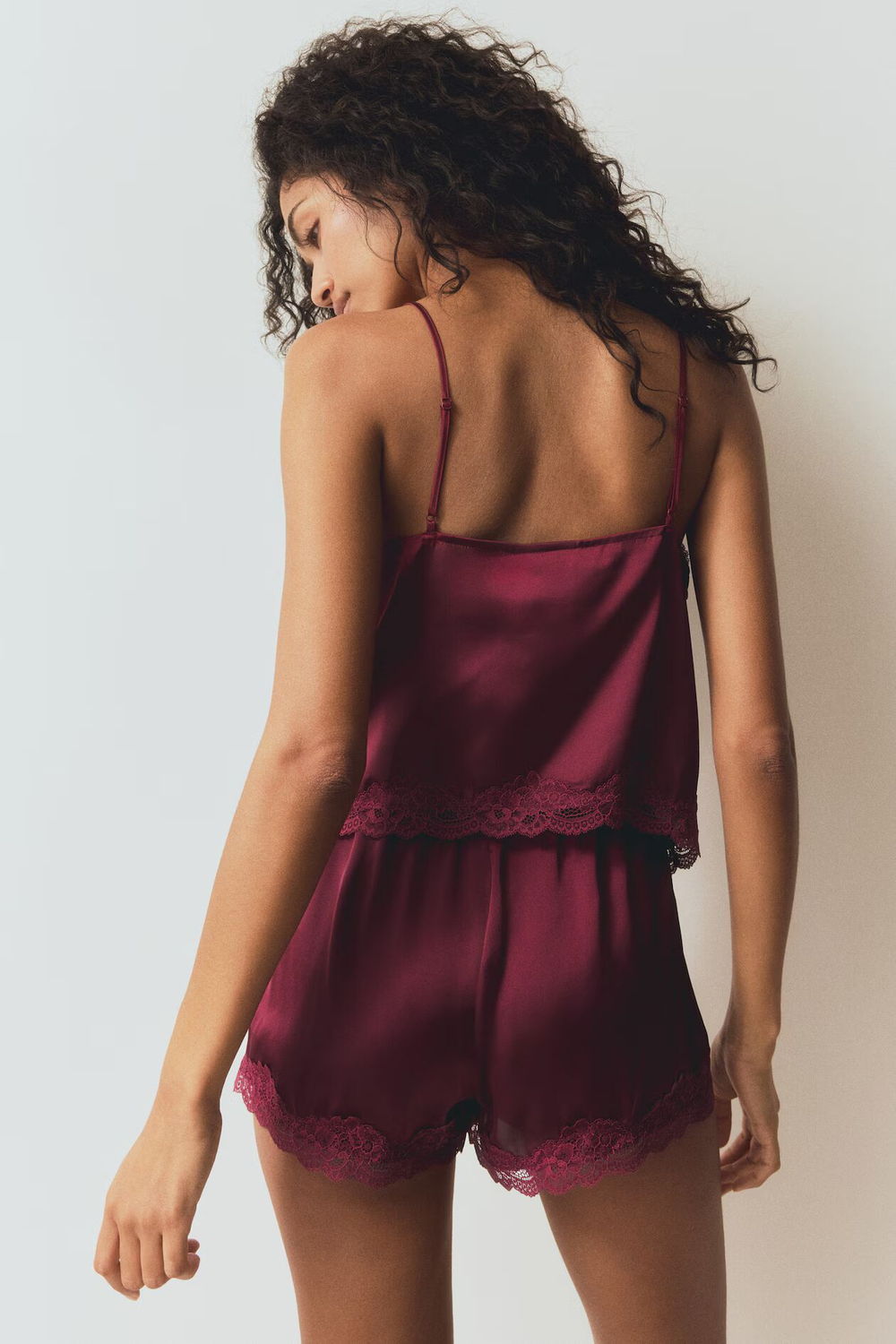 Пижама из атласа с кружевной тесьмой - H&M