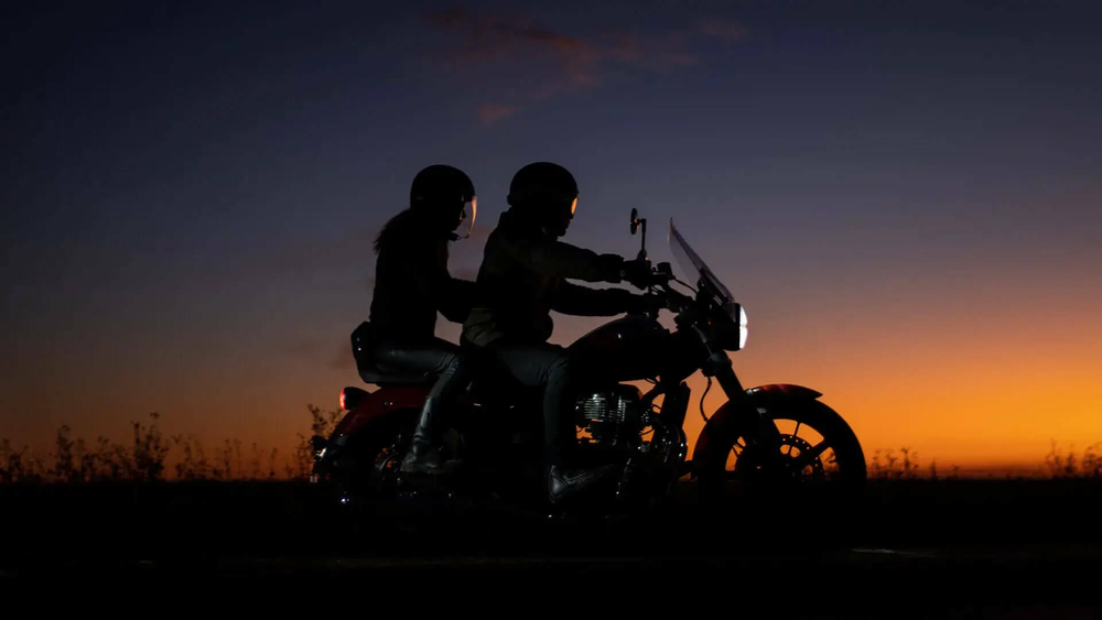 Royal Enfield Super Meteor 650 Celestial Red (Tourer / Premium)