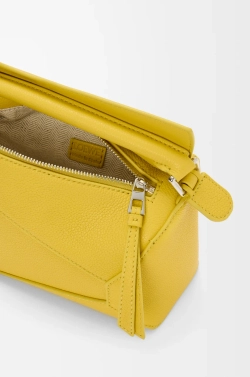 Loewe Мини-сумка Puzzle Edge из мягкой зернистой телячьей кожи, желтый