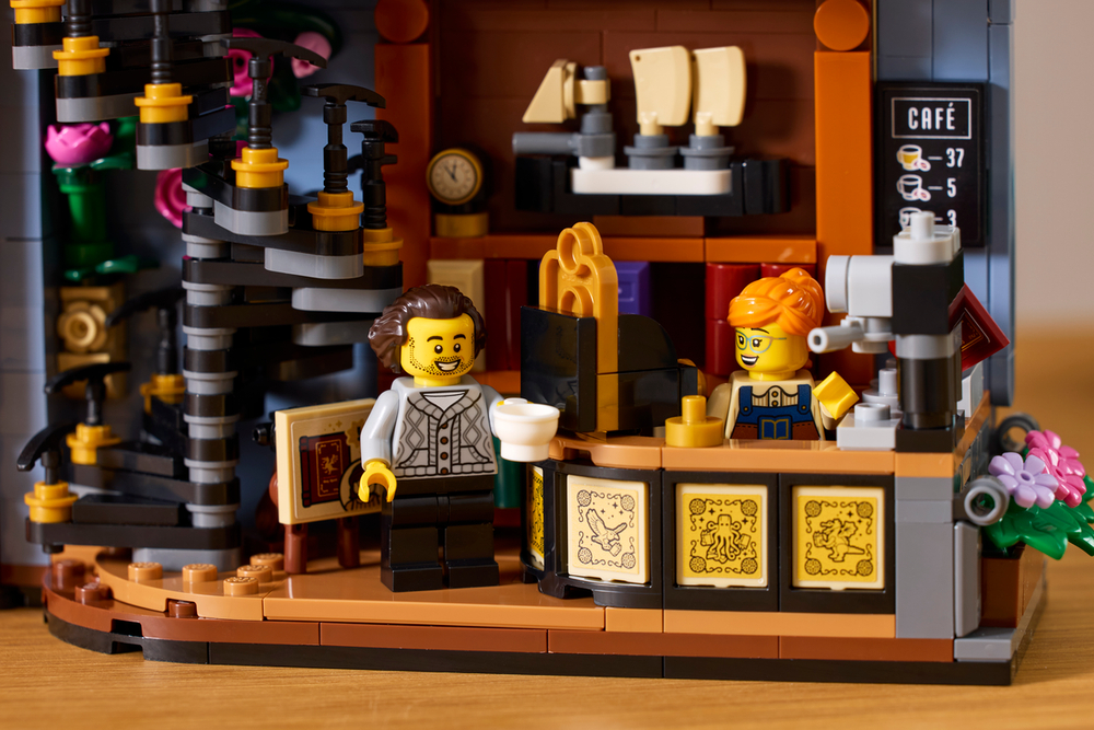 Конструктор LEGO Icons 11379 Bookstore: Book Nook
