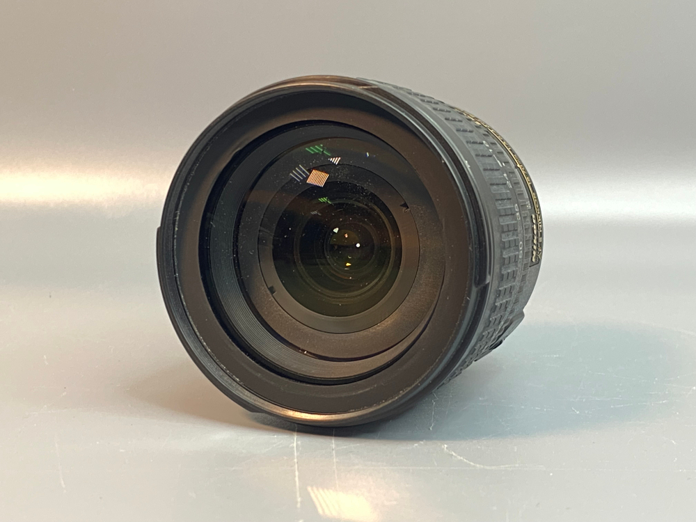 Nikon 18-70mm 3.5-4.5G царапка на передней линзе