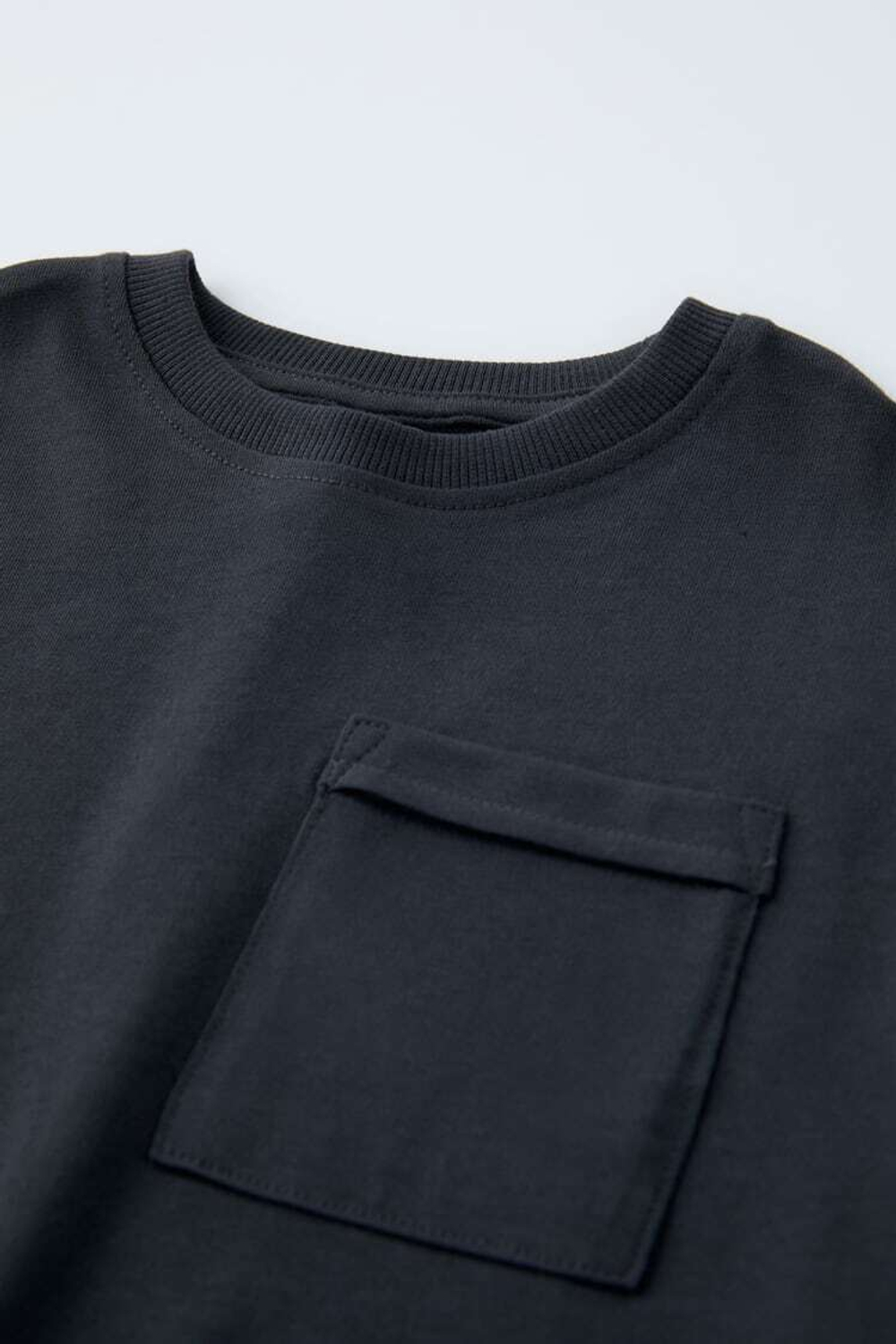 ZARA ОДНОТОННАЯ ФУТБОЛКА С КАРМАНОМ, МОРСКОЙ СИНИЙ