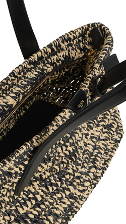 ALAÏA СУМКА LE PANIER EAST WEST СРЕДНЕГО РАЗМЕРА ИЗ РАФИИ, НАТУРАЛЬНЫЙ/ЧЕРНЫЙ