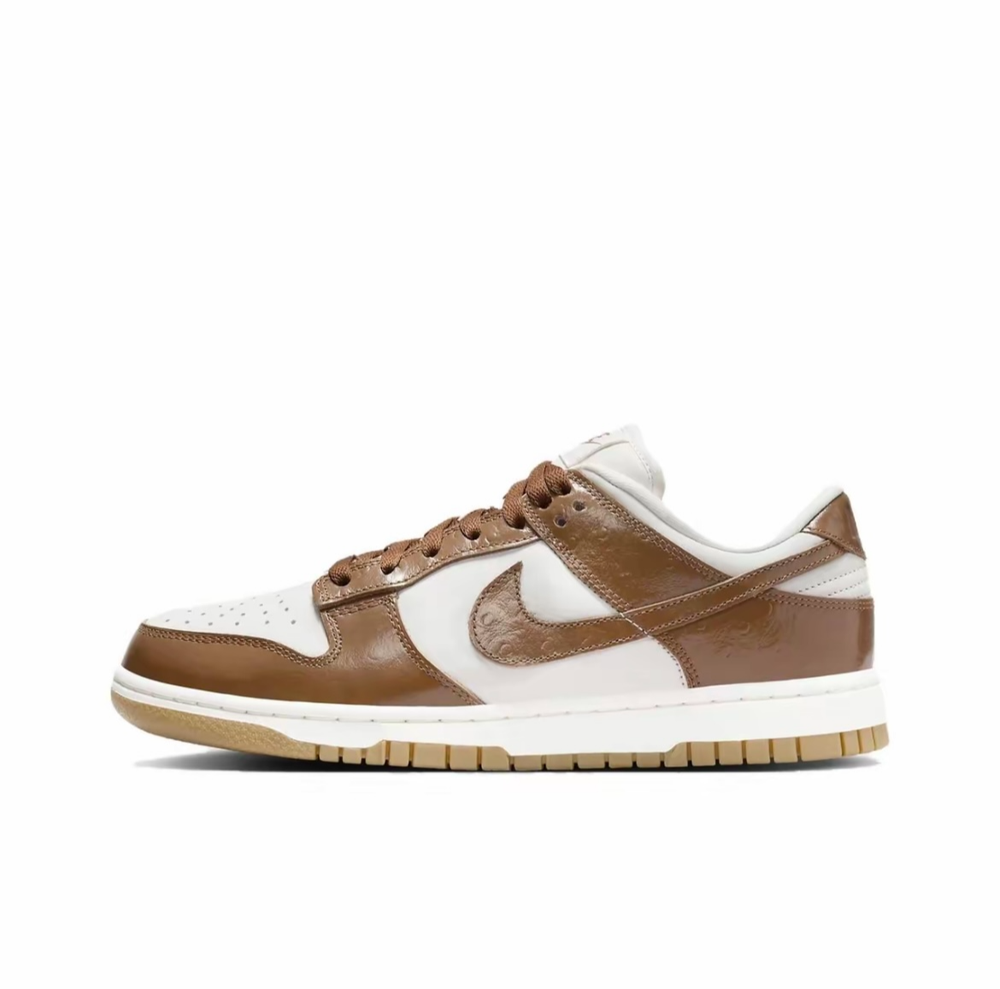 alt="Nike Dunk Low Ale Brown FJ2260-001 женские кроссовки бело-коричневого цвета с текстурой под страуса вид сбоку на белом фоне"