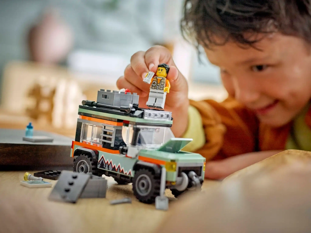 Конструктор LEGO City 60447 Горный грузовик для бездорожья 4x4
