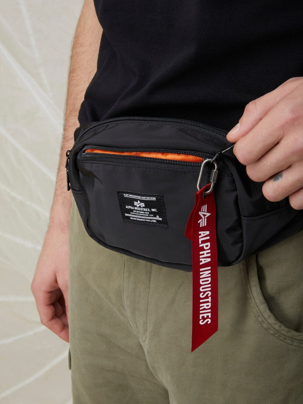Сумка поясная Alpha Industries Crew Waist Bag (черная - black) — на поясе крупным планом