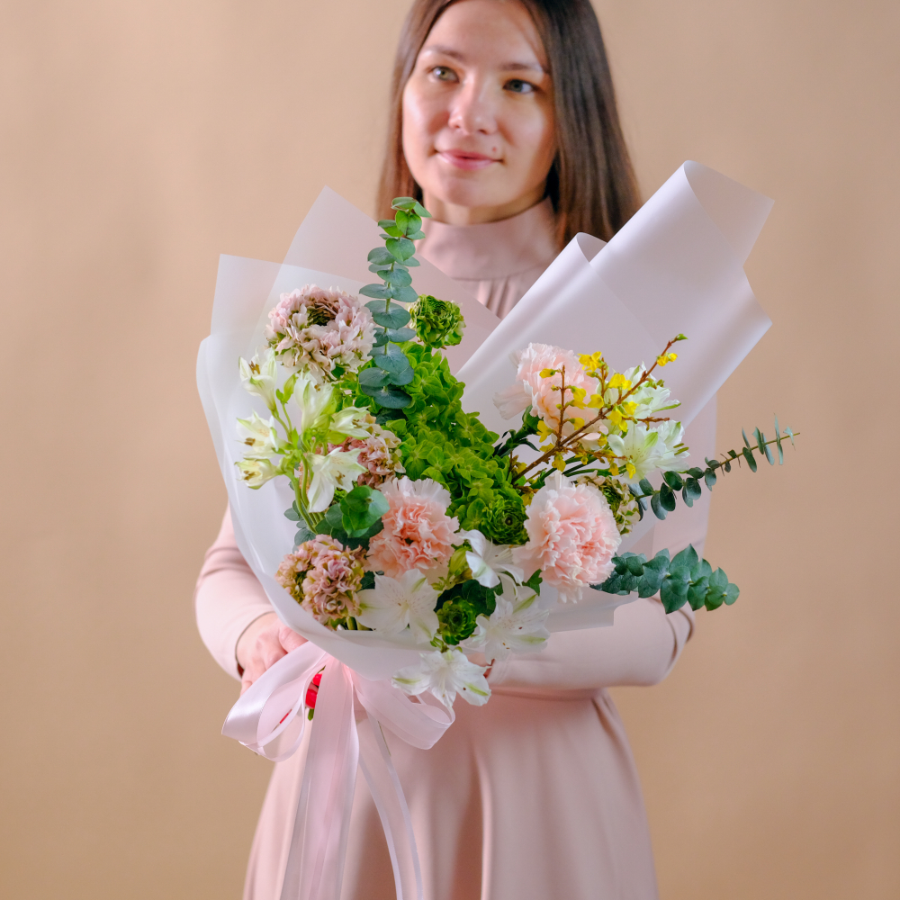 Нежный весенний букет и ранункулюсами