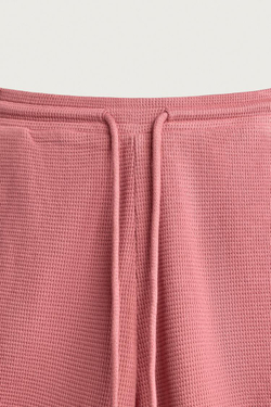 ZARA ШОРТЫ ИЗ ХЛОПКА С ВАФЕЛЬНОЙ ФАКТУРОЙ И ЭФФЕКТОМ ПОТЕРТОСТИ, РОЗОВАТЫЙ