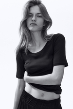 Футболка из хлопка пима с глубоким вырезом - H&M