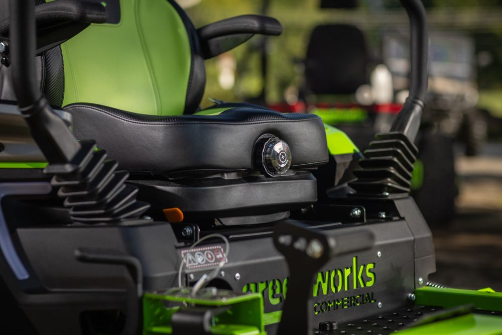 Райдер садовый аккумуляторный с нулевым радиусом разворота Greenworks ZTC152, 82V, 152 см, с АКБ 24 кВтч (7405107)