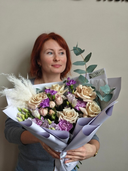 Букет в сиреневых тонах с розами, диантусами и эвкалиптом