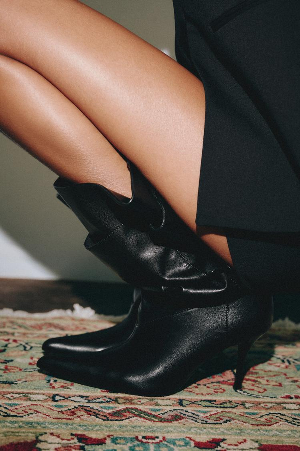 ZARA САПОГИ СО СБОРКОЙ НА КАБЛУКЕ, ЧЕРНЫЙ
