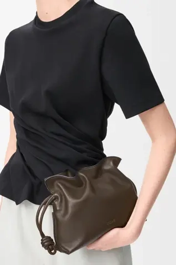 Loewe Мини-клатч Flamenco из телячьей кожи наппа, шоколадный