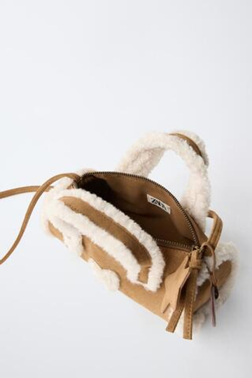 ZARA СУМКА ИЗ ИСКУССТВЕННОЙ ОВЧИНЫ С ПОДВЕСКАМИ, КОРИЧНЕВЫЙ