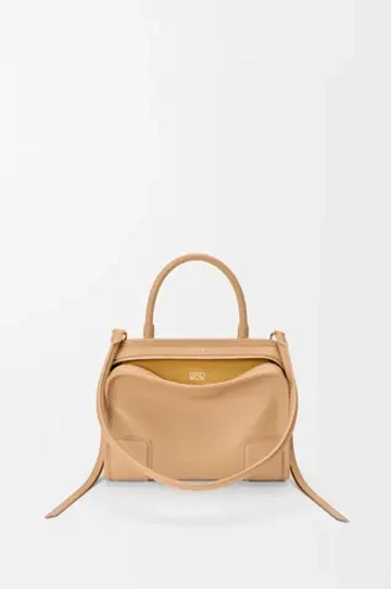 Loewe Маленькая сумка Amazona 180 из мягкой телячьей кожи, бежевый