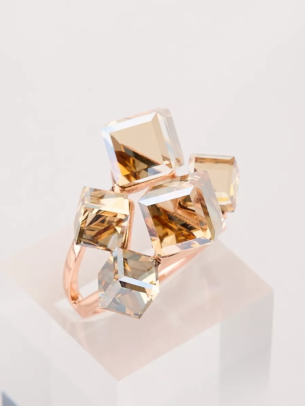 Кольцо коктейльное Мираж с кубиками Swarovski цвета шампань