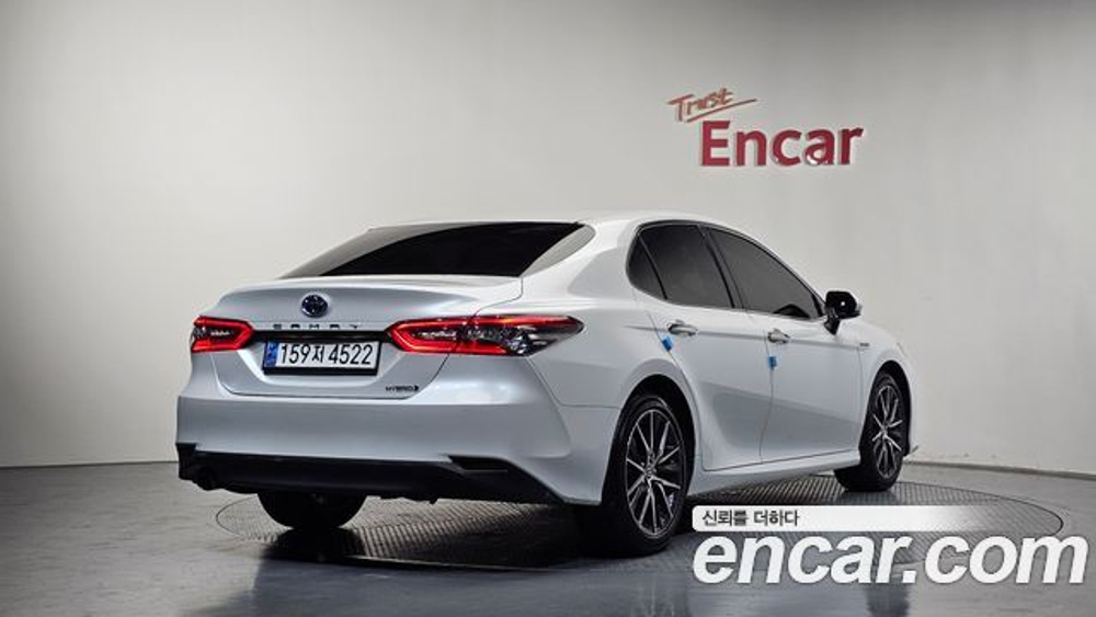 Toyota Camry 2.5 XLE Hybrid — 2024