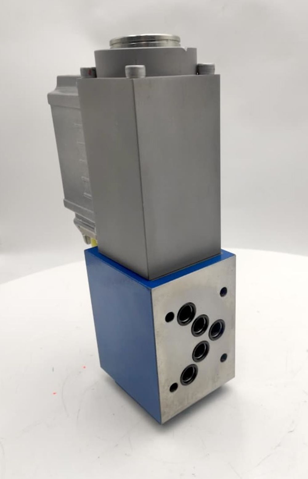 4WRPEH10C4B100L-2X/G24K0/F1M - Сервораспределитель Ду10 с обратной связью по положению золотника и встроенным усилителем (OBE), номинальный расход 100 л/мин, характеристика L - линейная, схема C4, сигнал управления F1 = 4...20 mA