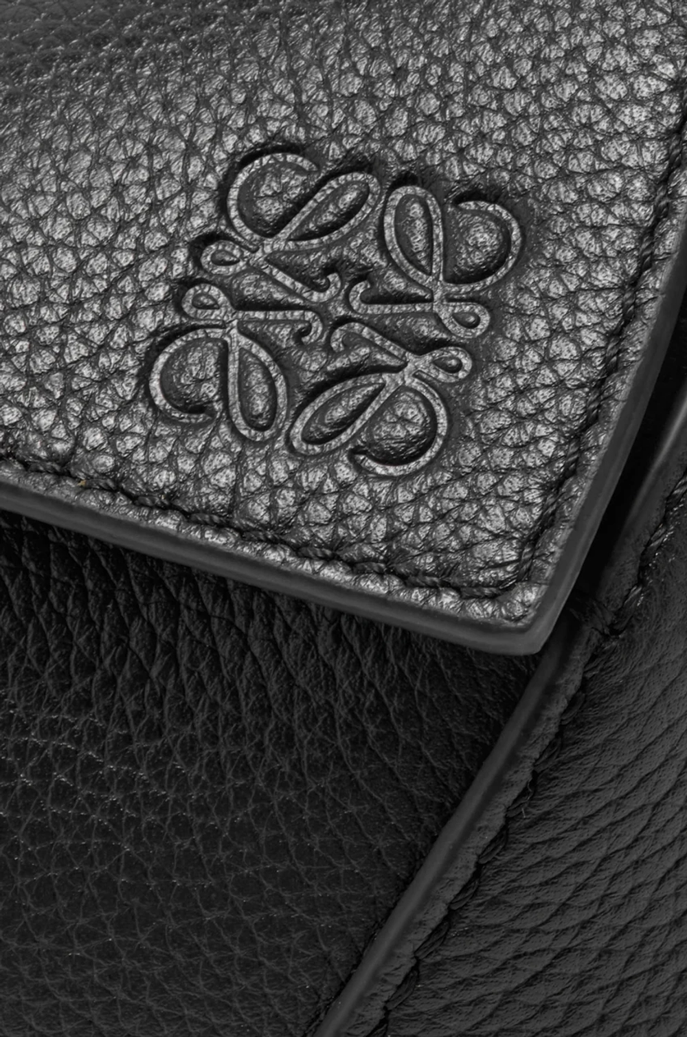 Loewe Мини-сумка Puzzle Edge из мягкой зернистой телячьей кожи, черный