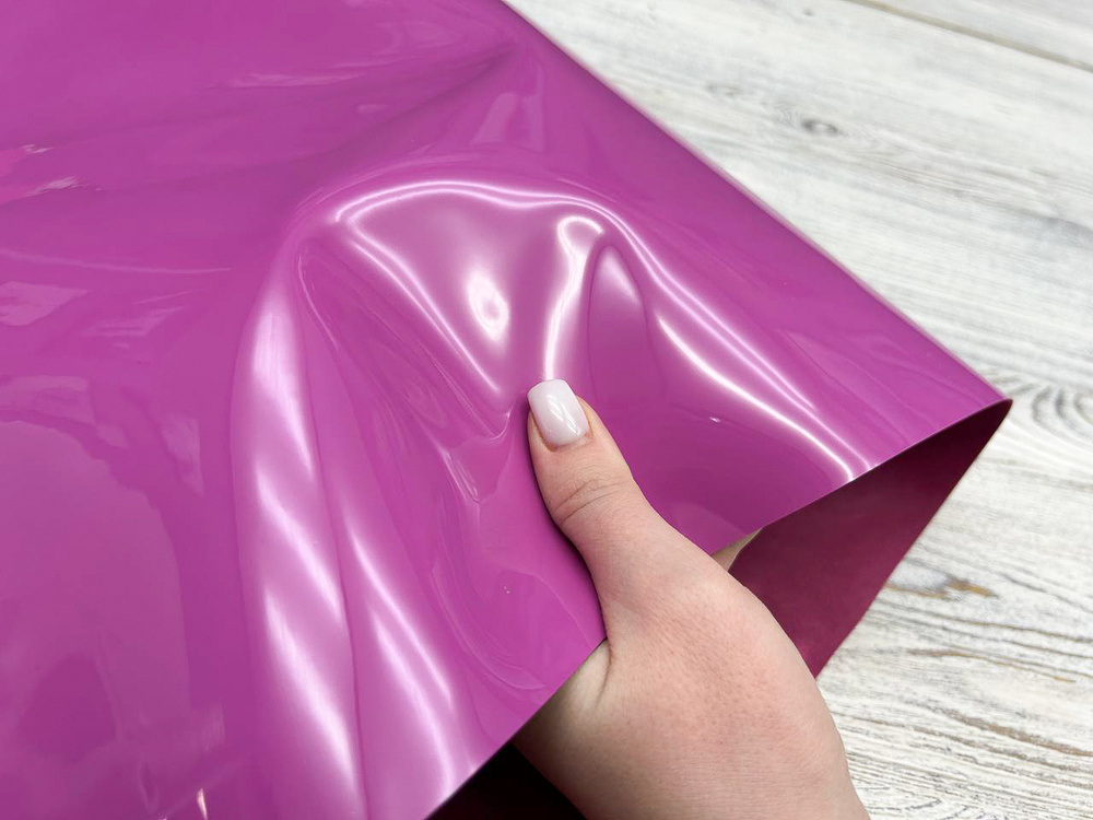 Лаковая кожа Vernissage Fuxia в работе
