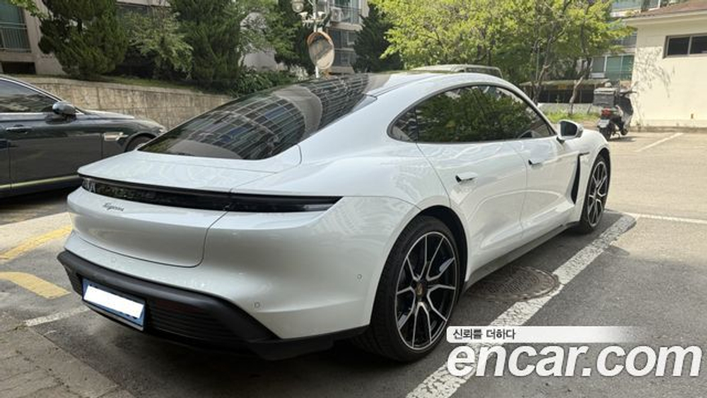 Porsche Taycan Base — 2025