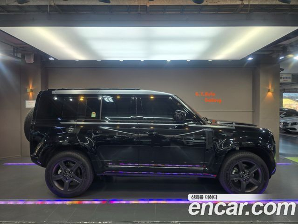 Land Rover Defender 110 P300 X-Dynamic SE — 2025